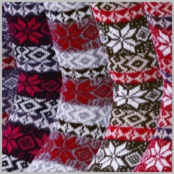 Sold!  NWT 2 PK Red/Black Thick Snowflake Socks - Picture 3 of 5